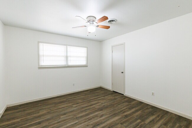 Building Photo - Newly remodeled 3/2/2 in north Lubbock!  M...
