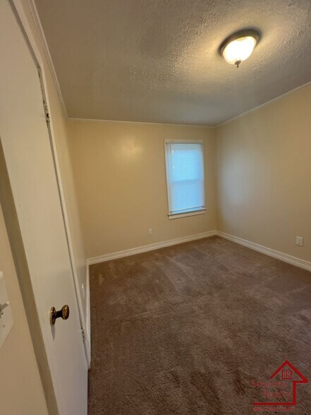 Building Photo - 1070 Brown Ave