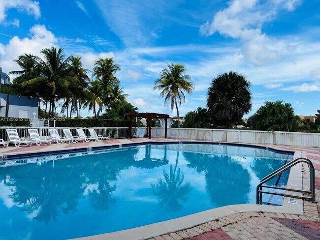 Building Photo - 9359 Fontainebleau Blvd