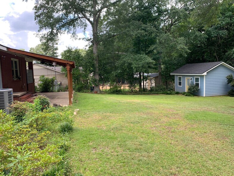Building Photo - Super Cute One Level Home Across from New ...