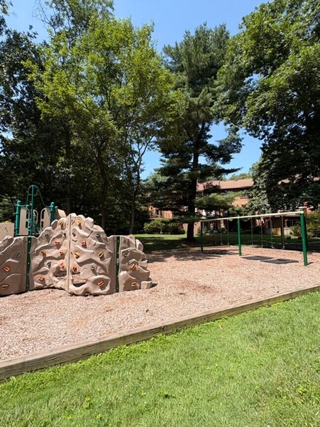 Building Photo - 2071 Golf Course Dr