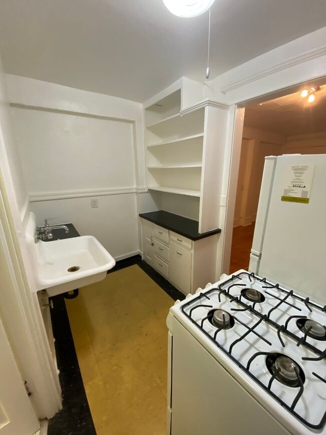Building Photo - 2190 W Burnside, #2