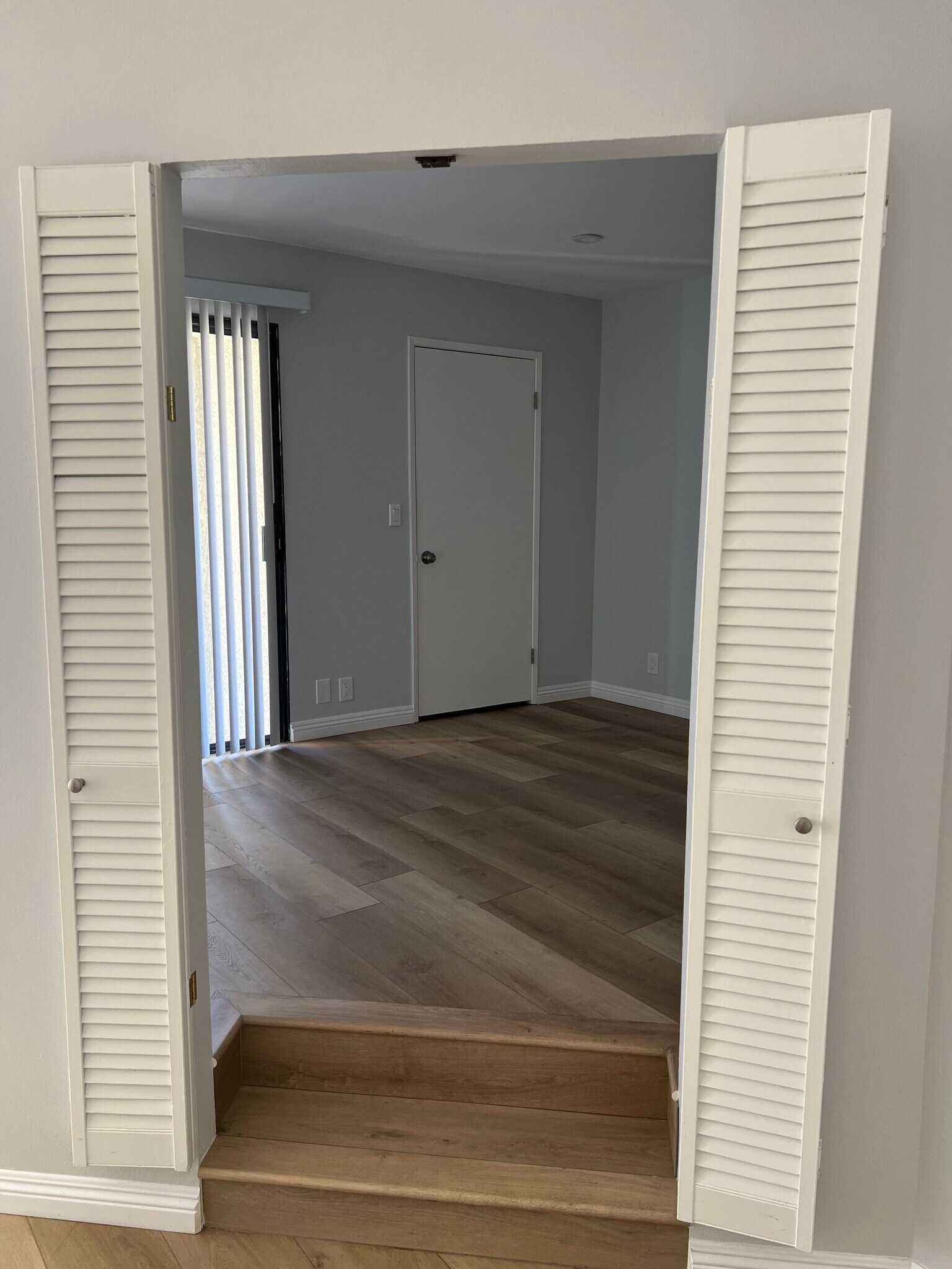 Building Photo - 2107 N Beachwood Dr