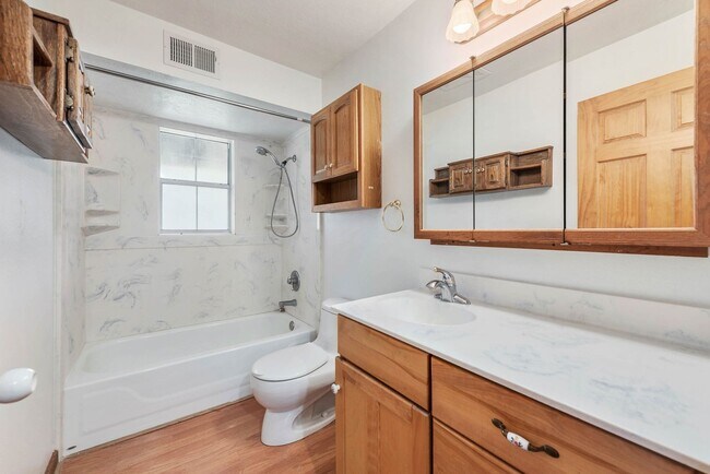 Building Photo - 10 acres with 3/2 cabin for rent in Navaso...