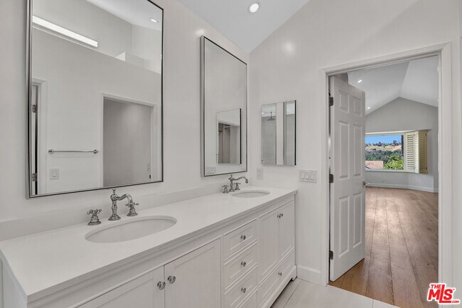 Building Photo - 24701 Cll Conejo