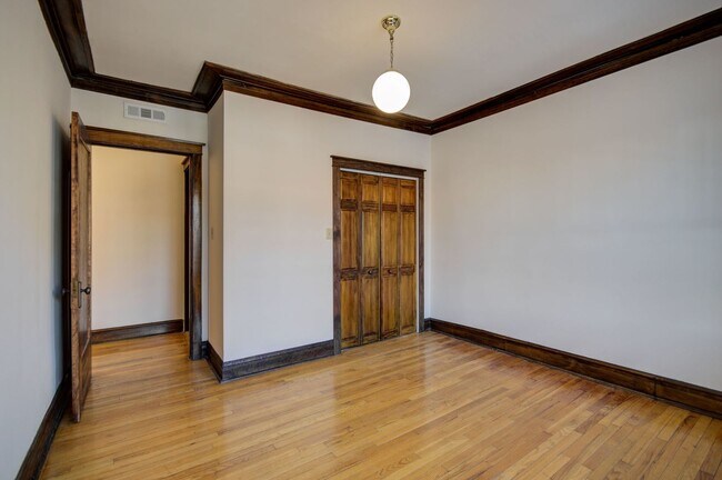 Building Photo - 1336 W Waveland Ave