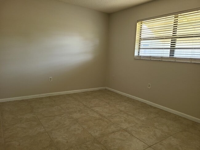 Building Photo - 725 Hibiscus Dr