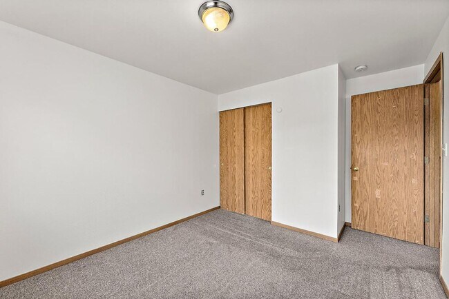 Building Photo - Ewert 3010