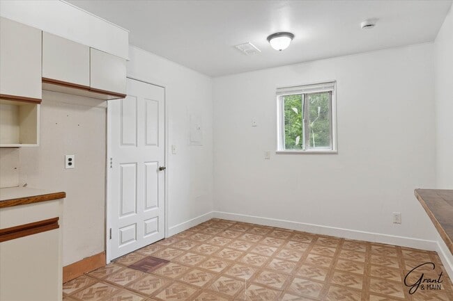 Building Photo - 2 bedroom $1300