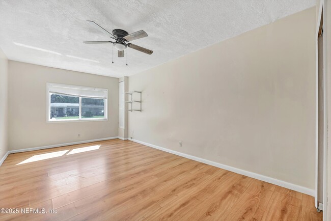 Building Photo - 2930 Wycombe Dr W
