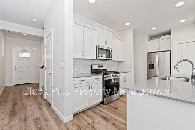 Building Photo - 3098 N Lochness Ave