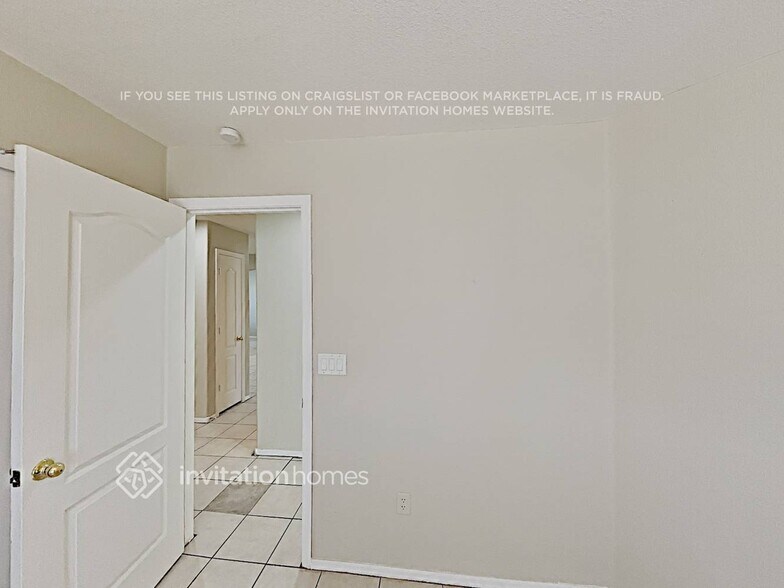 Building Photo - 2527 E Wier Ave