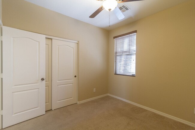 Building Photo - Fantastic single story, split floor plan h...