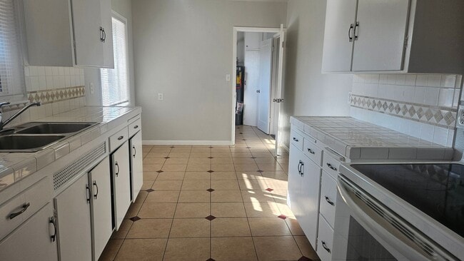 Building Photo - WOW!  Very Nice Updateds 3/1 Near Chestnut...