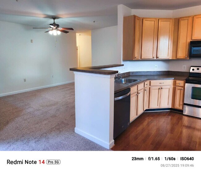 Building Photo - Vibrant Brambleton Condo Steps from Town C...
