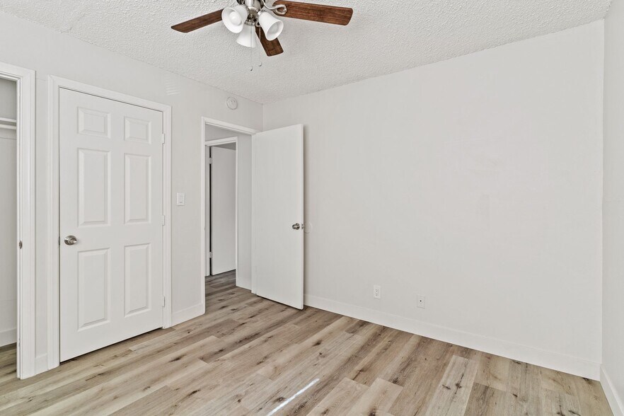 Building Photo - 1050 Gaviota Ave