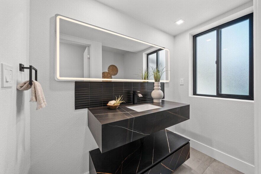 Building Photo - 2029 Del Mar Heights Rd