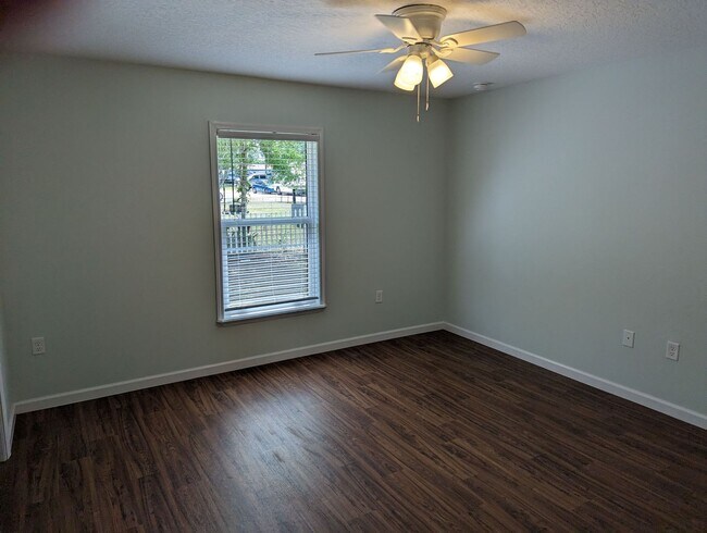 Building Photo - Beautiful Newer Home with 3 bedroom and 2 ...