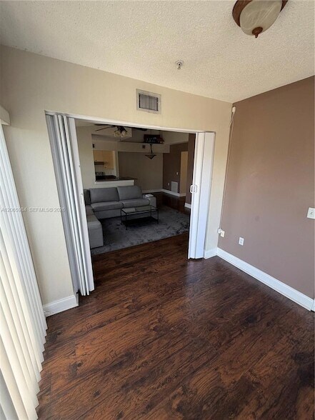 Building Photo - 2427 Centergate Dr