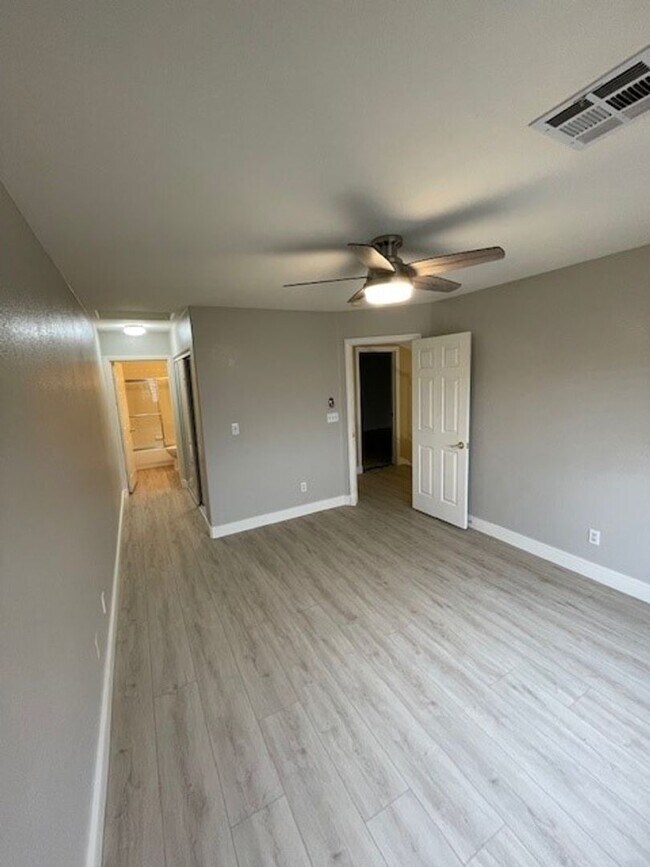 Building Photo - Beautiful 2 bedrooms