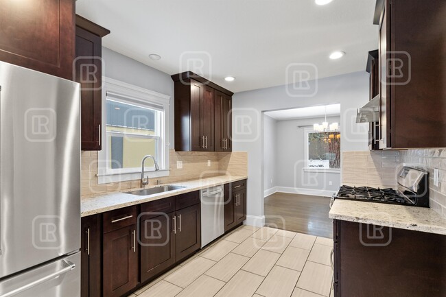 Building Photo - 414 W 29th Ave