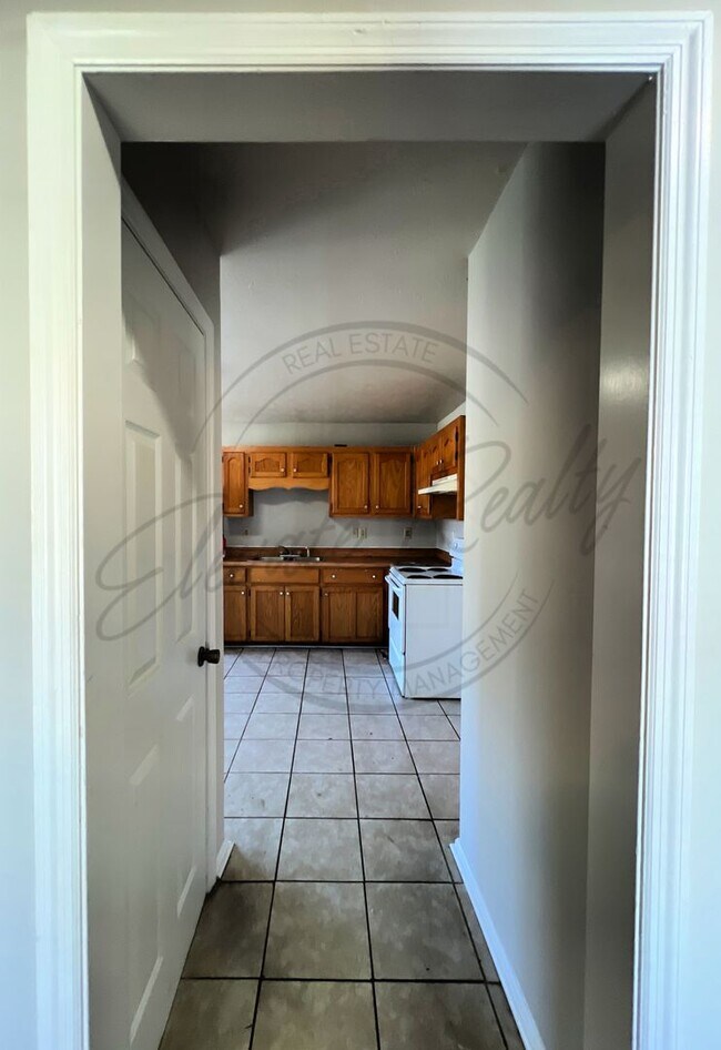 Building Photo - ON SPECIAL: Three Bedroom Ranch with Appli...