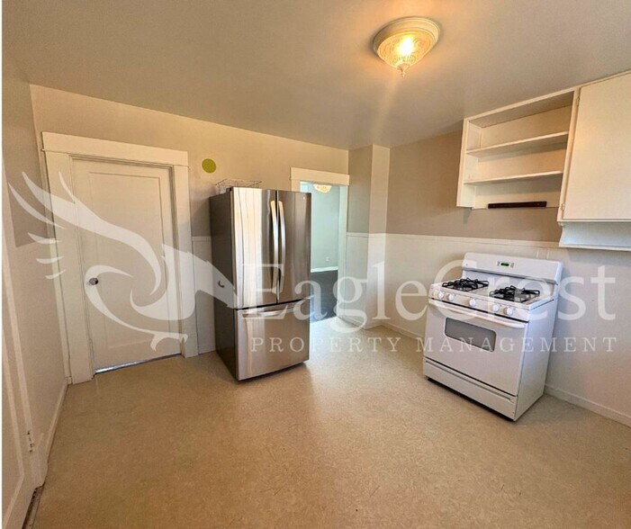 Building Photo - Charming 3BR Home with Spacious Yard & Bonus Living Space! $200.00 OFF 2nd Month Rent!!