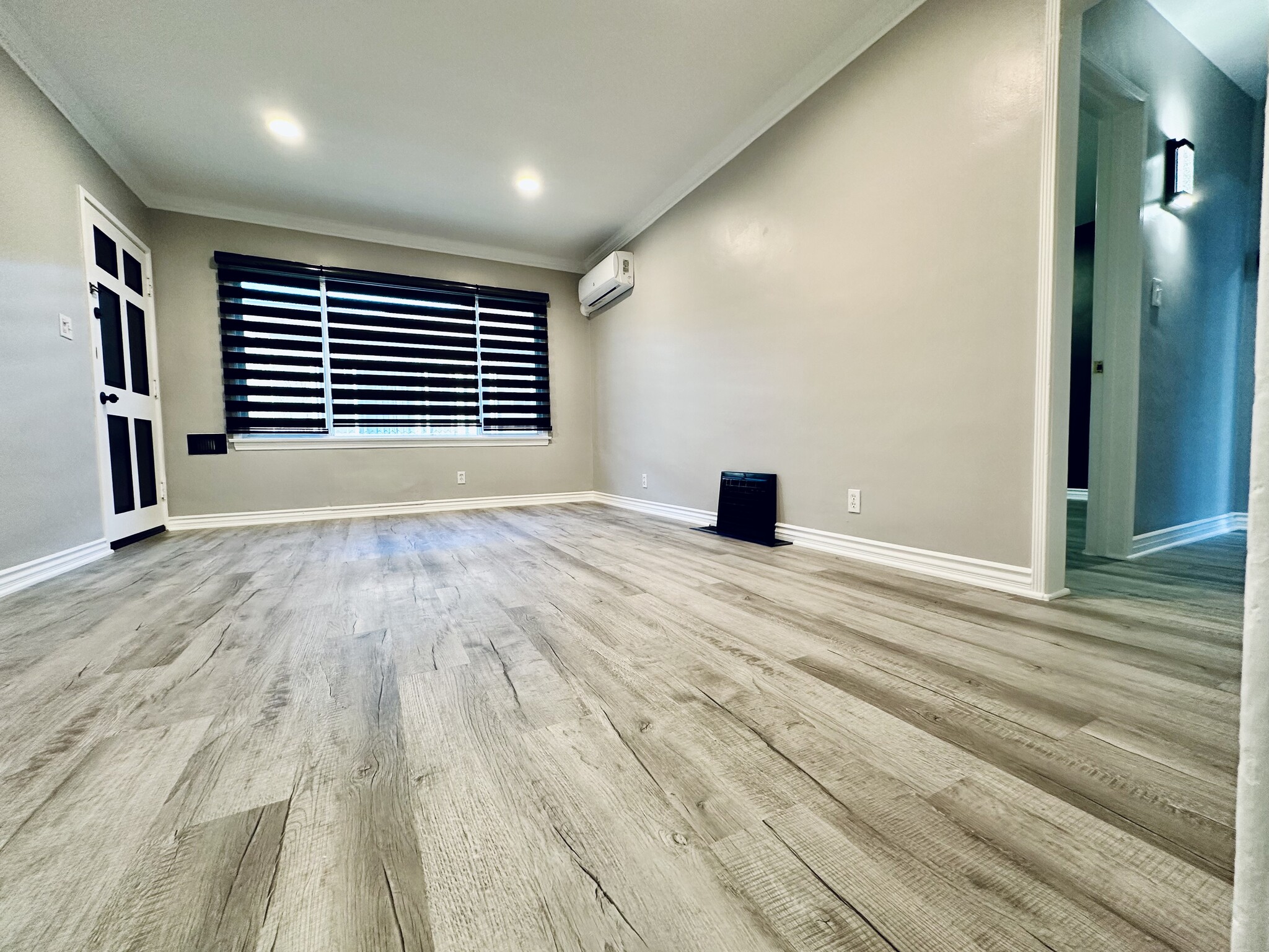 living room - 1220 N Cordova St