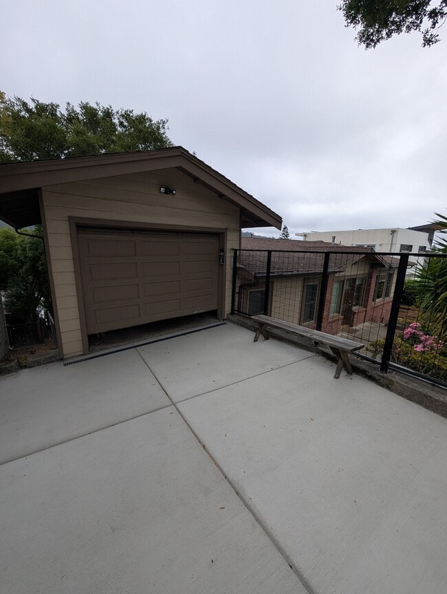 Building Photo - 6688 Estates Dr