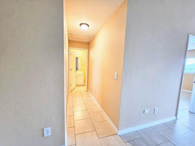 Building Photo - Move-in Ready 3 BR & 2 BA