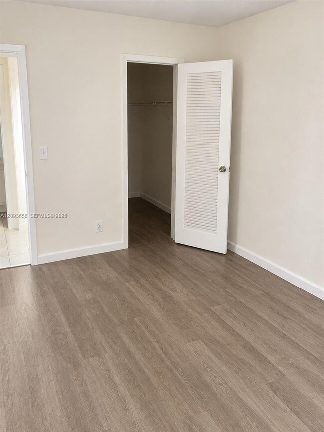 Building Photo - 528 Mansfield M