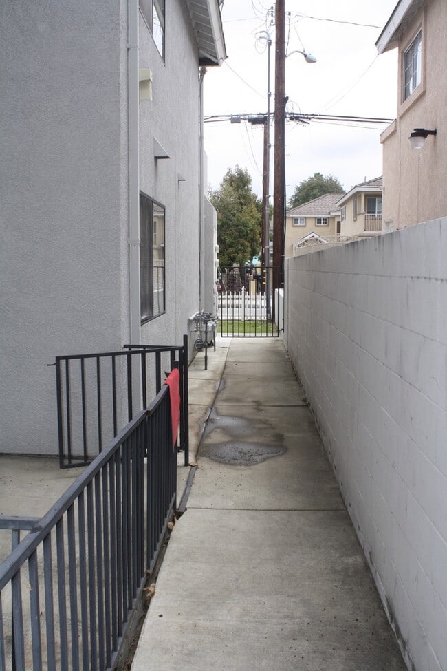 Building Photo - 20703 Roseton Ave
