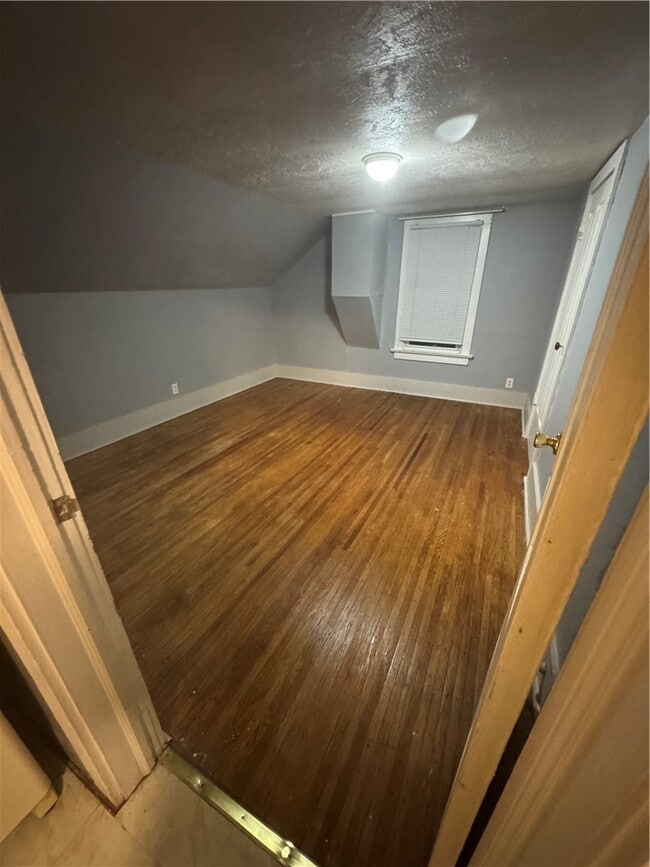 Building Photo - 956 Manitou Rd