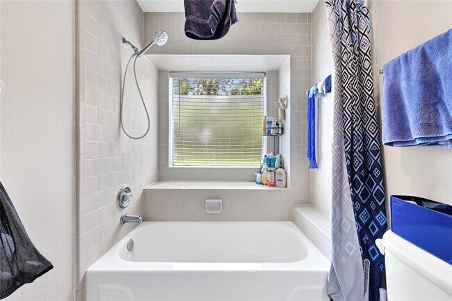 Building Photo - 2215 Saradon Dr