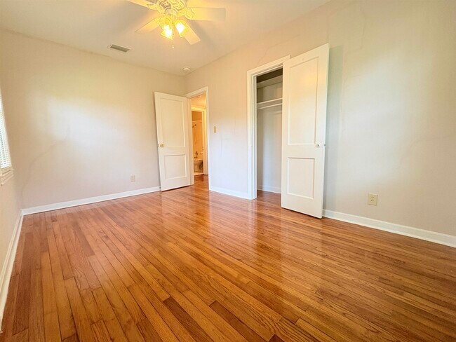 Building Photo - 606 Collins Dr