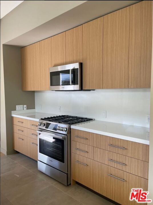 Building Photo - 1542 N Hoover St