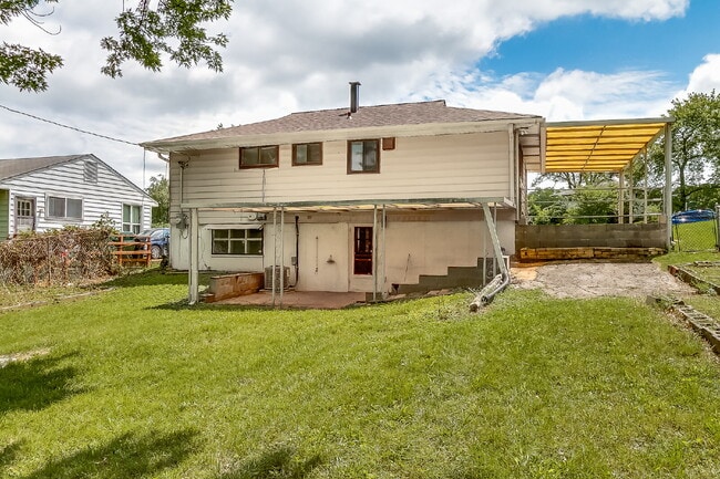 Building Photo - "Charming 3-Bedroom Retreat in St. Louis with Spacious Living!"