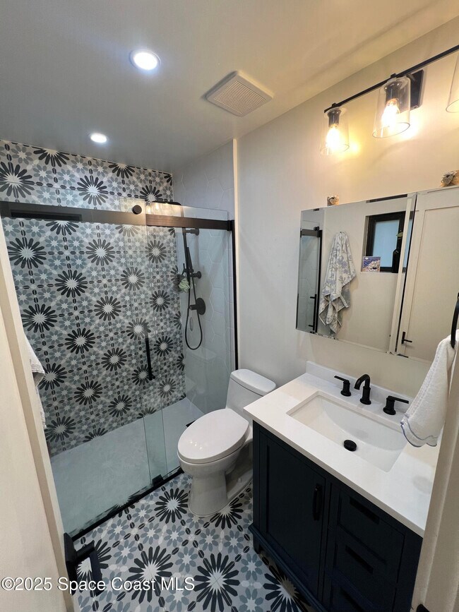 Building Photo - 2245 Sunset Ave