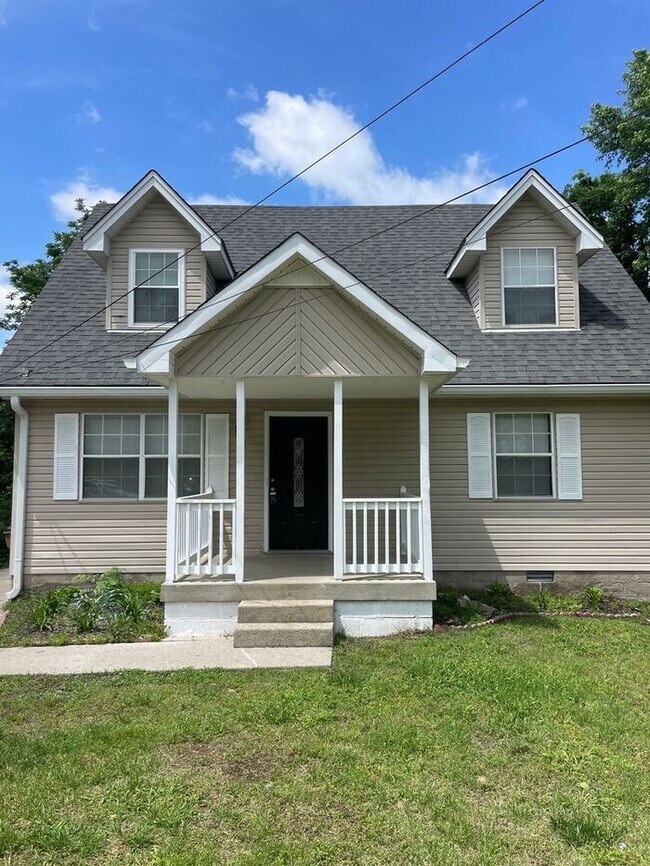 Building Photo - Comfortable 4-Bedroom Home in a Convenient...