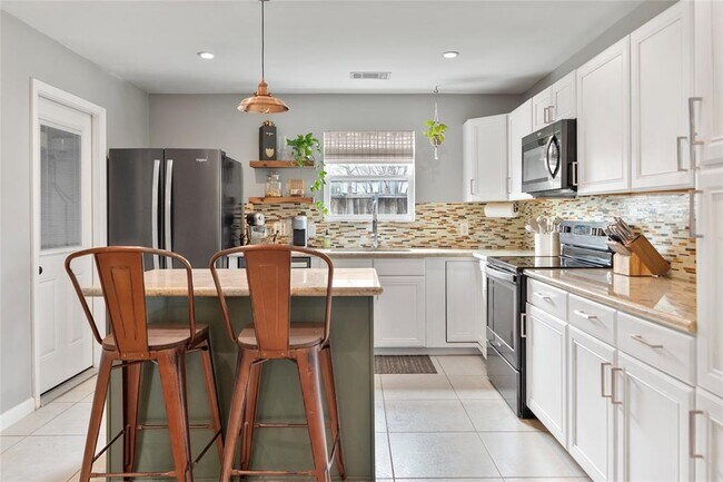 Building Photo - 9655 Meadowland Dr