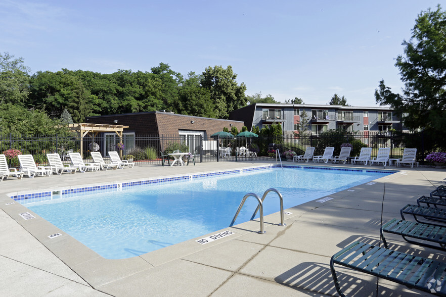 Heated Pool - Briarlane Apartments