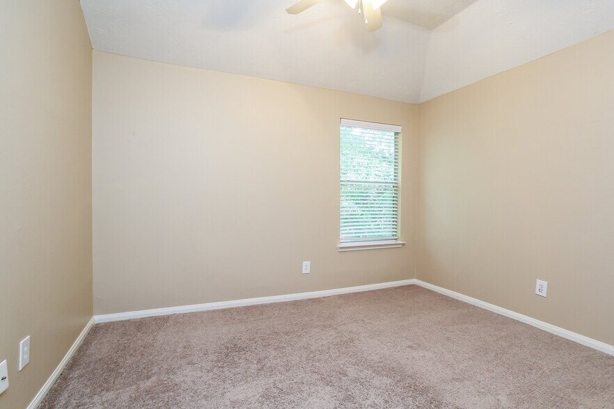 Building Photo - 16206 Hollow Rock Dr