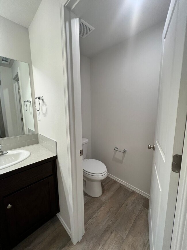 Building Photo - Modern 3 Bed 2 Bath!! Covered Patio!!