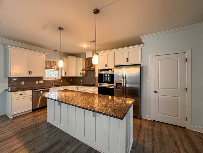 Building Photo - Gorgeous 4 Bed 3.5 Bath Executive Home with Community Amenities