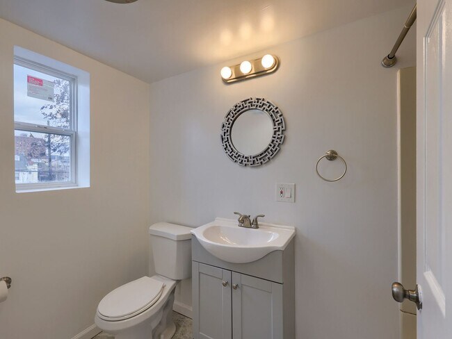 Building Photo - Newly Renovated Single Family Home in Midtown
