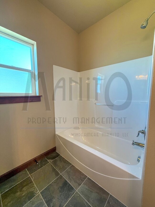 Building Photo - Spacious Home With Stunning Sunset Views