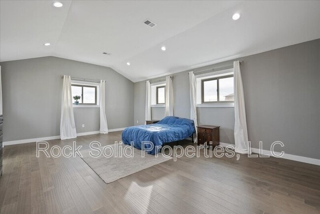 Building Photo - 753 Latigo Loop