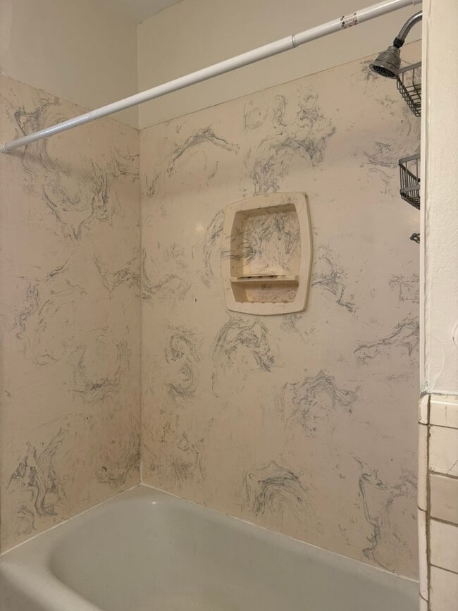 Building Photo - Wonderful 2 bed 2 bath in the heart of the...
