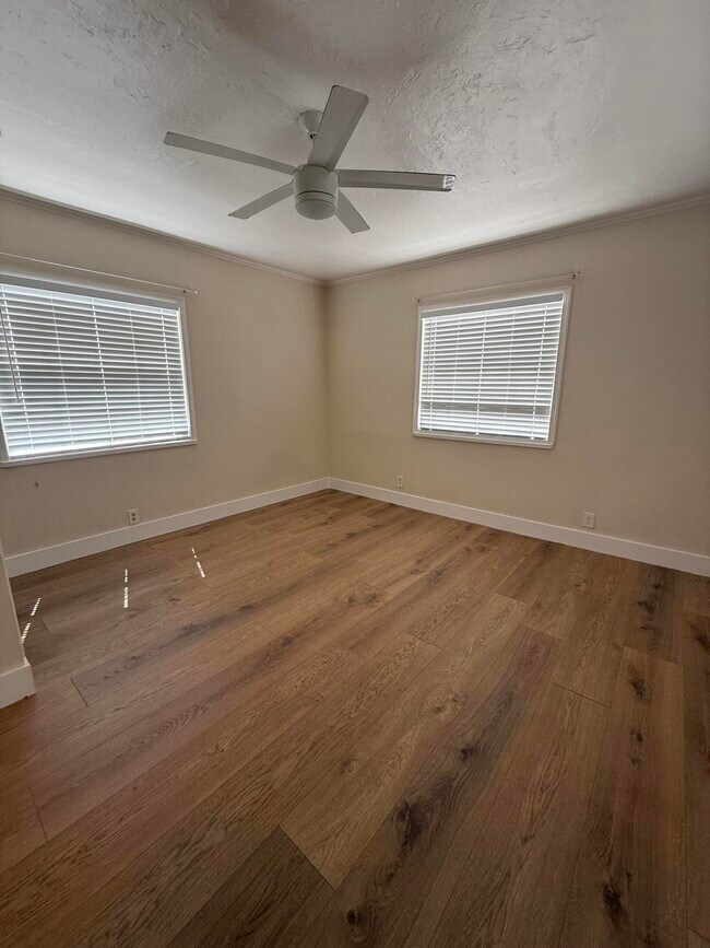 Building Photo - 359 Greenbriar Dr