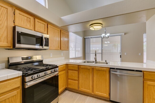 Building Photo - SW BEAUTY*2 BEDROOMS*OPEN FLOORPLAN*COMMUNITY POOL, GATED*CHECK THIS HOME OUT TODAY!